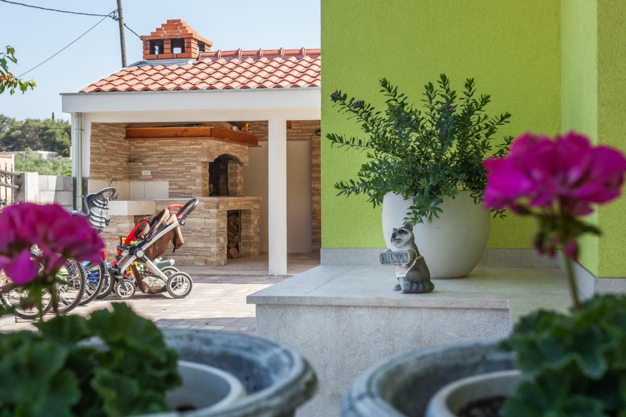 Apartments Mrsic Biograd Na Moru Exterior photo